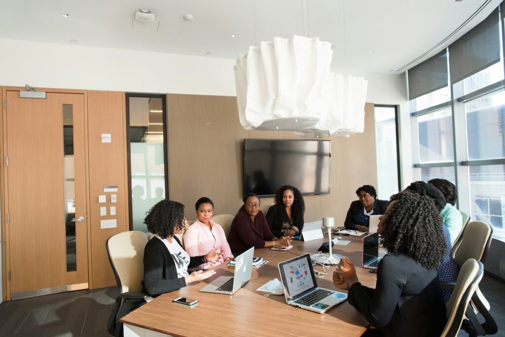 Équipe en réunion de travail avec des ordinateurs
