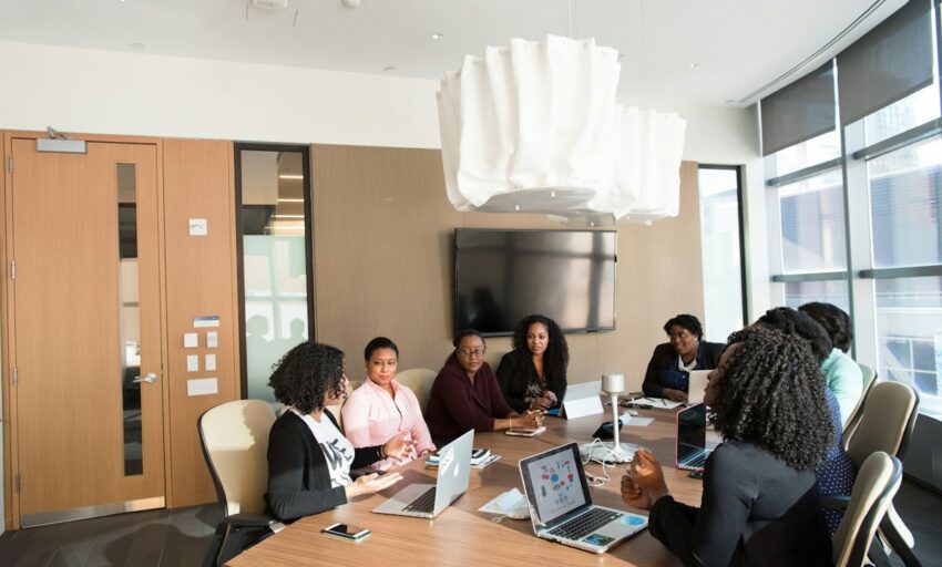 Équipe en réunion de travail avec des ordinateurs