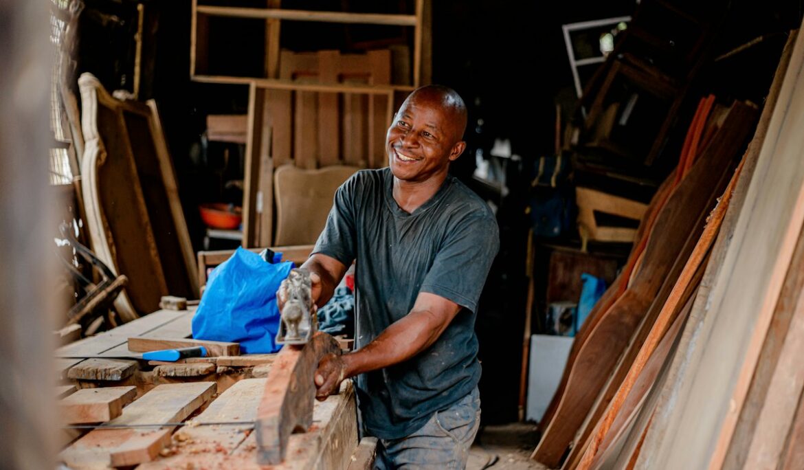 Menuisier travaillant dans son atelier