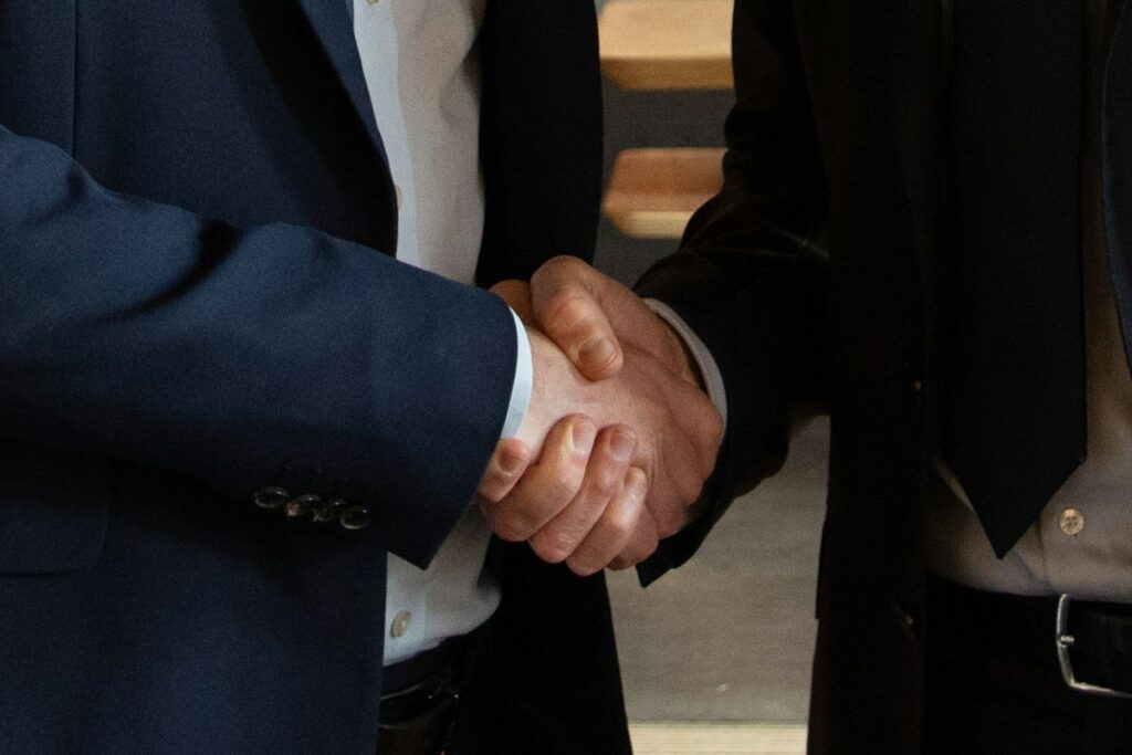 Partenaires concluant un accord