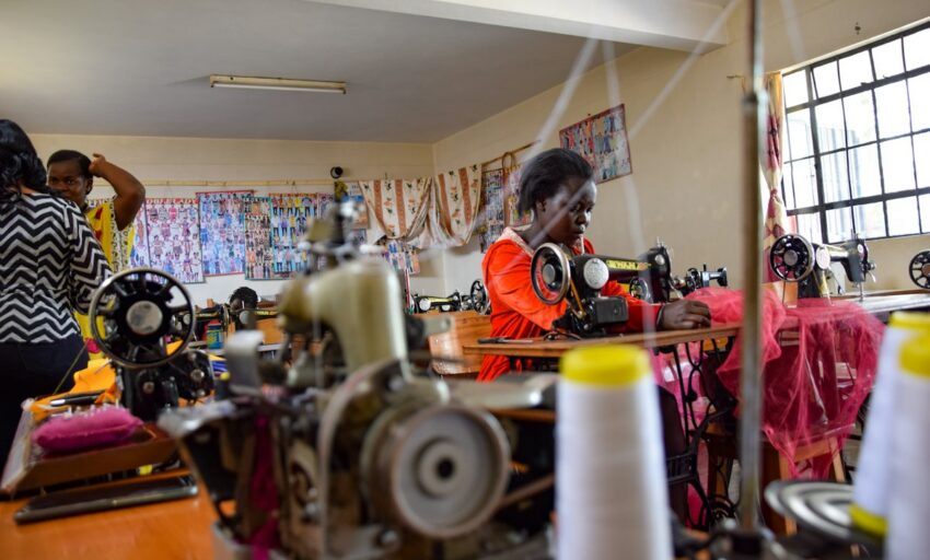 Atelier de couture avec plusieurs employées