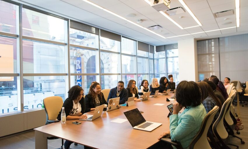 Réunion de travail autour d'une grande table