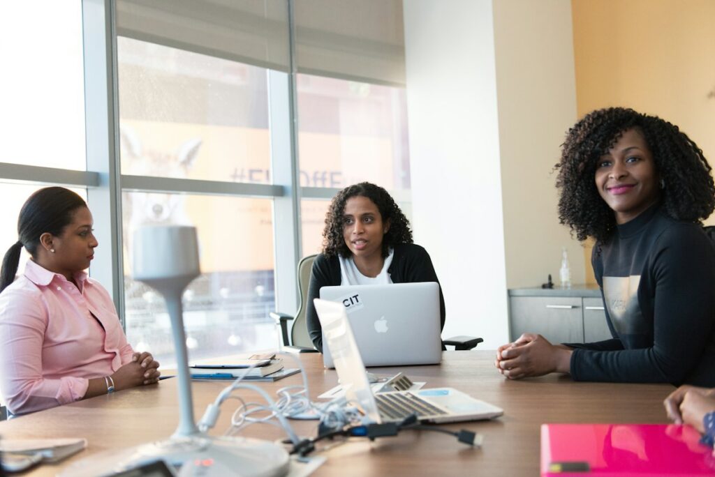 Trois professionnelles en séance de travail
