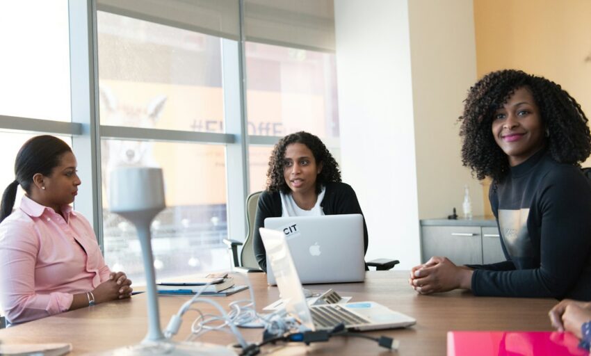 Trois professionnelles en séance de travail
