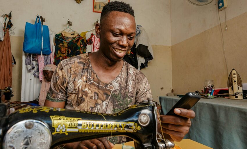 Tailleur au travail sur sa machine à coudre